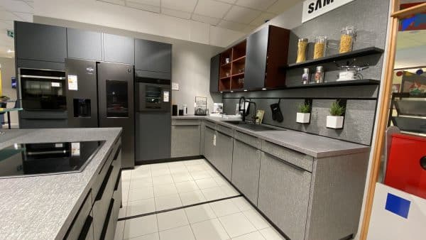 große Küche Koje 31 in schwarz mit Kücheninsel großer Kühl- Gefrierkombi und erhöhtem Backofen