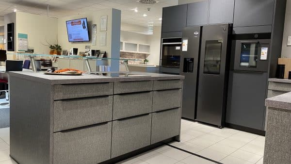 Küche Koje 31 in schwarz mit Kücheninsel großer Kühl- Gefrierkombi und erhöhtem Backofen